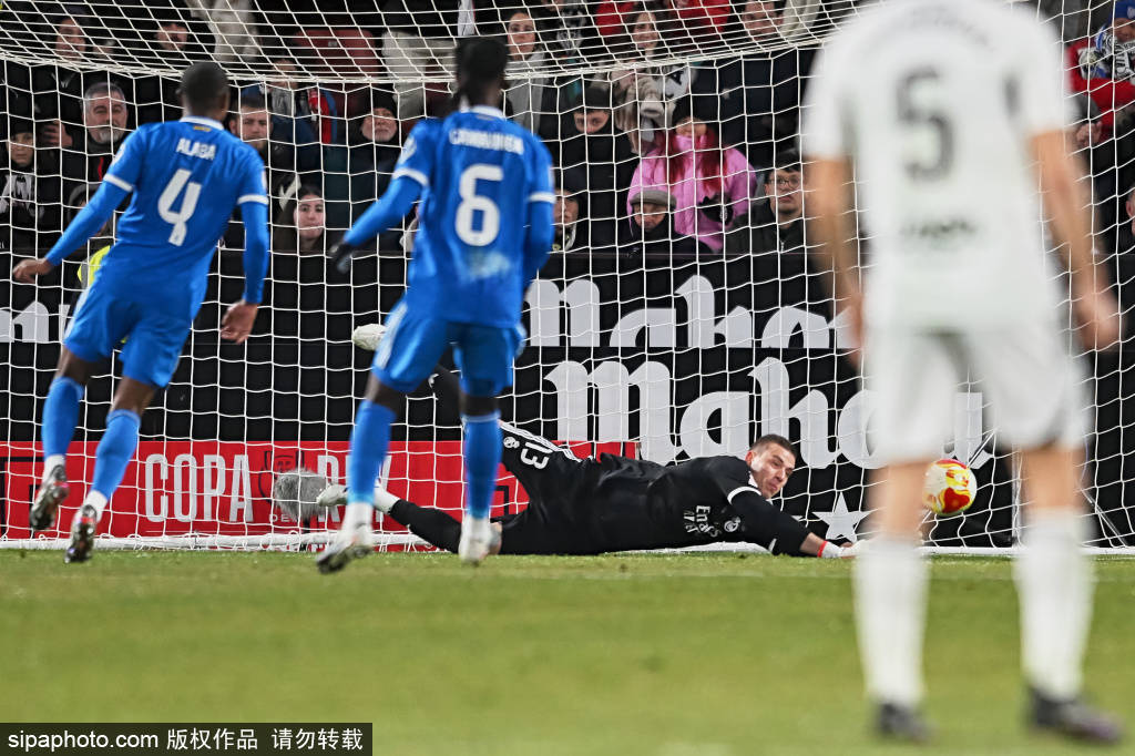 沙巴体育-主帅战术变化频频，球队备战策略将是关键(主帅足球)